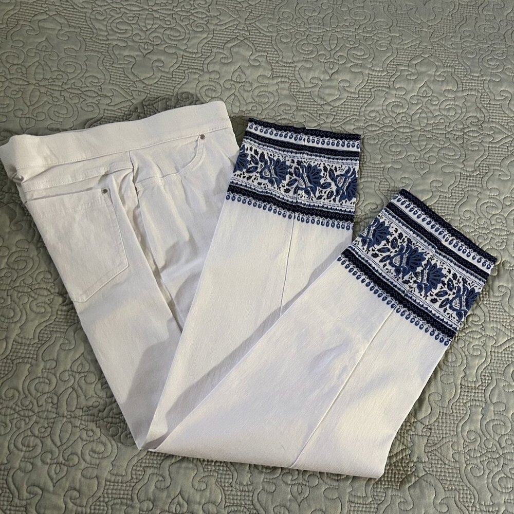 89th & Madison White Capris with Navy Embroidered Cuffs